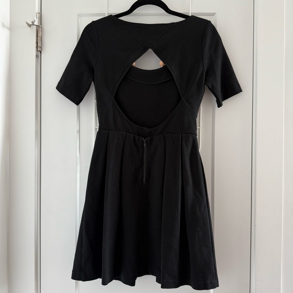 Aritzia Talula black fit & flare short-sleeve knit skater dress - size 4 (Small) - Picture 4 of 6
